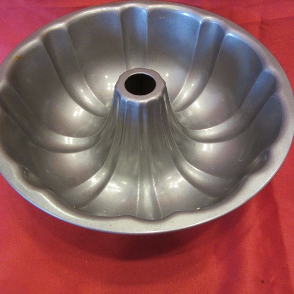 FLUTED BUNDT PAN, NONSTICK DK GRAY METAL CAKE PAN - Picture 1 of 4